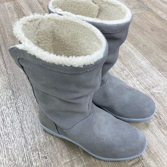 CROCS Adela fold over suede Sherpa boot gray smoke 6 NIB - Picture 2 of 6